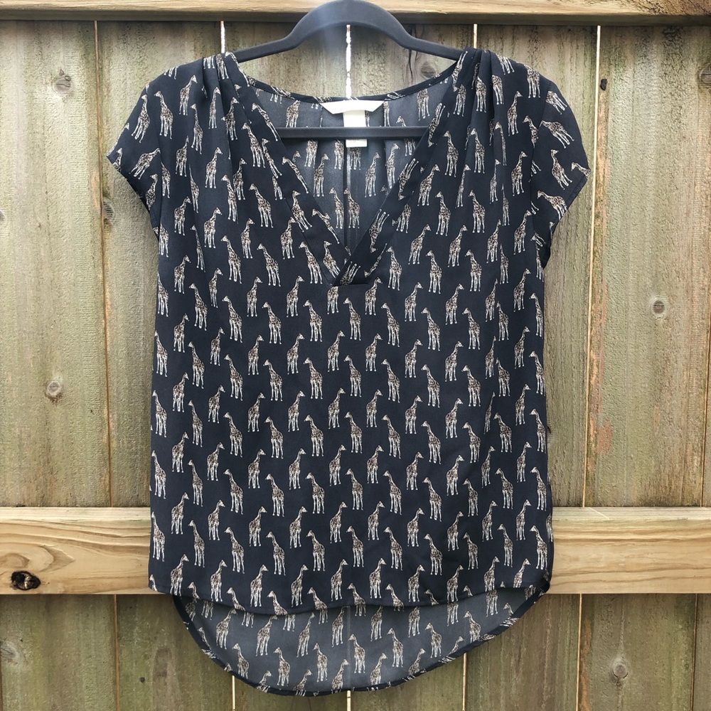 H&M Giraffe Print Top Size 6 Gray Cap Sleeve V-Neck Curved Hem